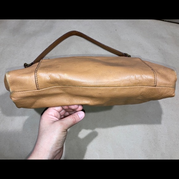 Clearance 🛍 Caramel fossil handbag. - Picture 4 of 7